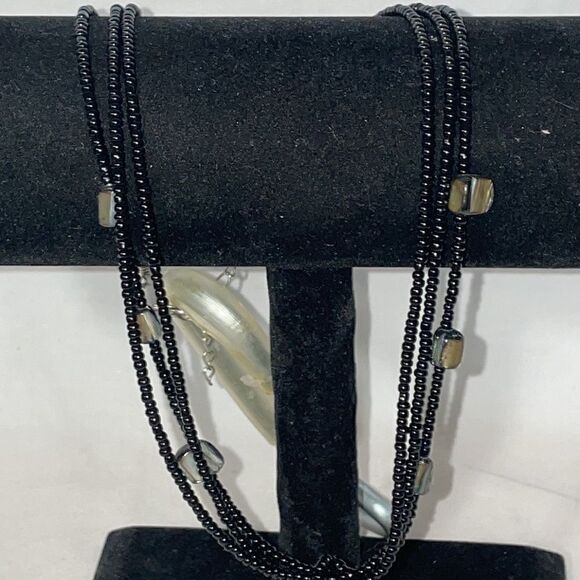 Beaded necklace with large shell emblem - Picture 2 of 8